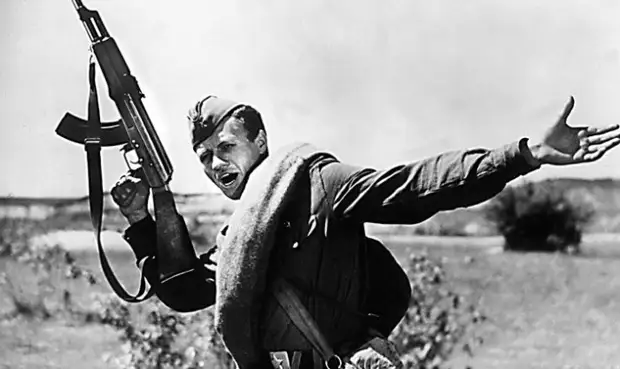 Кадр из фильма «Максим Перепелица»: АК-47 в кадре. Кадр из фильма «Максим Перепелица»: АК-47 в кадре.