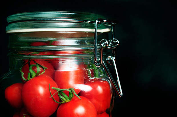 Достаточно долго (3-5 месяцев) сохранить томаты можно и в обыкновенных стеклянных банках