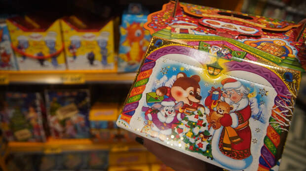 Детские новогодние наборы в России подорожали в среднем до 454 рублей