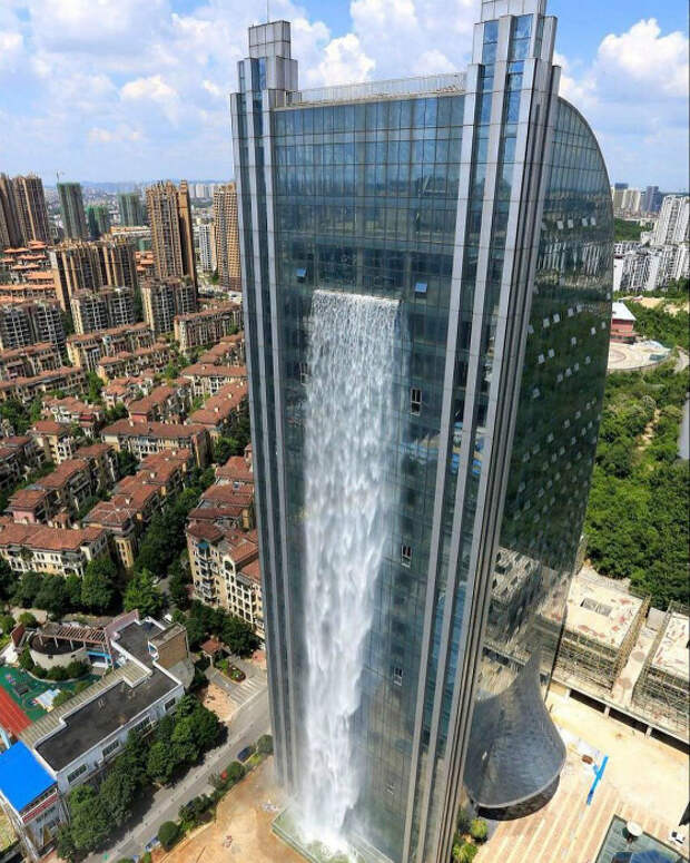 Водопад в небоскребе. | Фото: China.com.