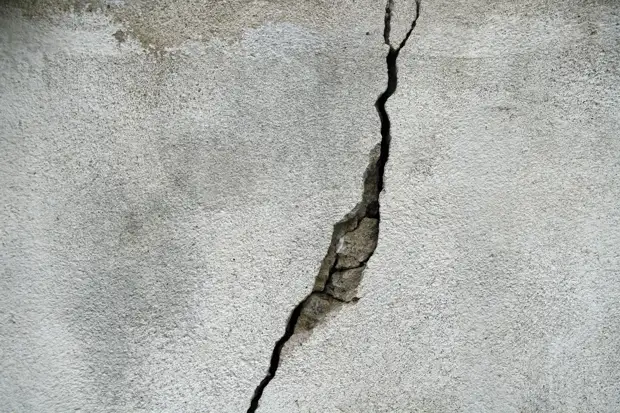 Жильцов двухэтажного дома в поселке Совхозный на Кубани эвакуировали из-за трещины в стене