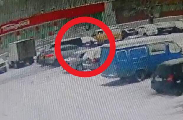 В Твери ищут водителя иномарки, сбившего женщину на улице Строителей