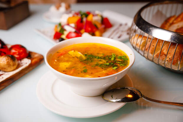 Гастроэнтеролог перечислил делающие супы вредными ингредиенты