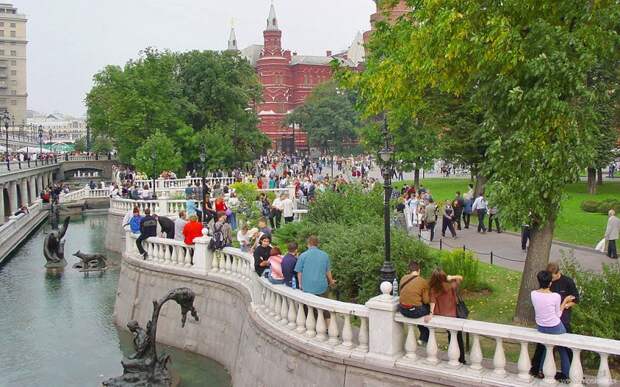 Неглинка в конце ХХ века К 1997 году мастерской художника и скульптора Зураба Церетели был выполнен проект, включающий в себя воссоздание русла Неглинки от Александровского сада и до Манежной площади. Этот водоем замкнутого цикла, течение в котором поддерживается искусственно, не является на самом деле попыткой вывести участок реки из-под земли, как считают многие москвичи. На сегодняшний момент имитация Неглинки в этом месте оборудована фонтанами и скульптурами.