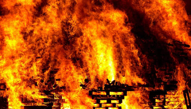 МК: Пожар на нефтебазе в Великих Луках после удара украинских БПЛА