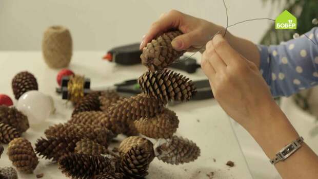 Настольный подсвечник-венок из еловых шишек