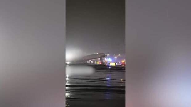 Самолет столкнулся с пожарной машиной в аэропорту Нью-Йорка