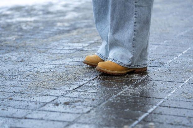 Уролог Костюнин: снег в ботинках грозит циститом и проблемами с почками