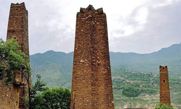 На севере Китая стоят башни по 70 метров каждая. Они здесь уже 1000 лет, но на культуру Поднебесной они не похожи