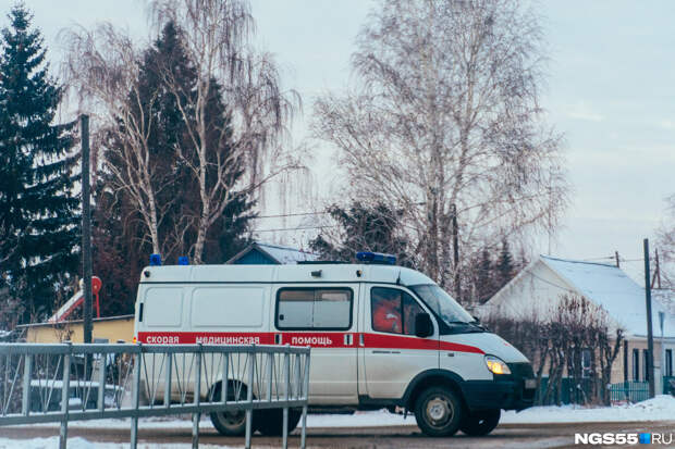 В омской промзоне водитель маршрутки сбил юную девушку, которая переходила дорогу не по «зебре»