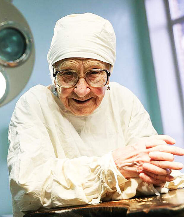 На фото не ортодонт, а старейший в России практикующий хирург 92 года (стаж 68 лет) Алла Ильинична Лёвушкина. За время работы провела более 10 000 операций. Низкий поклон ей и уважение. Фото взяли для заставки.