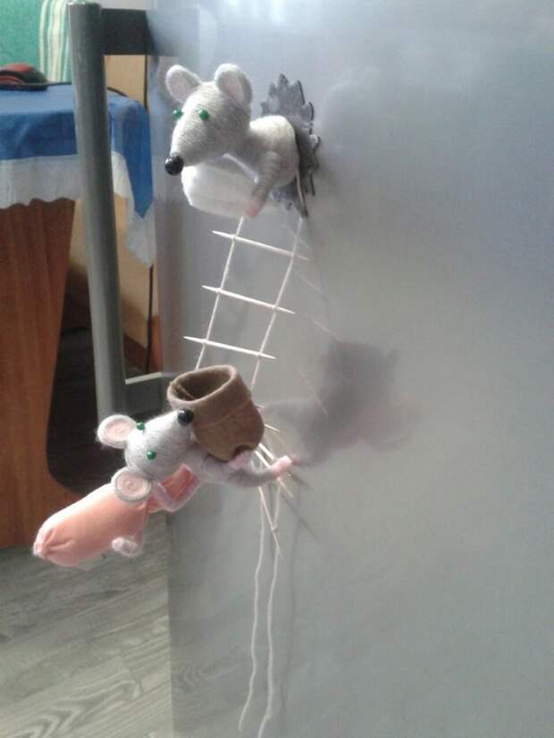Вот такие магниты мышек-воришек из пробок я делаю в подарок своим родным и близким
