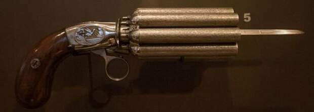Бельгийский револьвер-пеппербокс 1850-х годов со встроенным лезвием стилета.