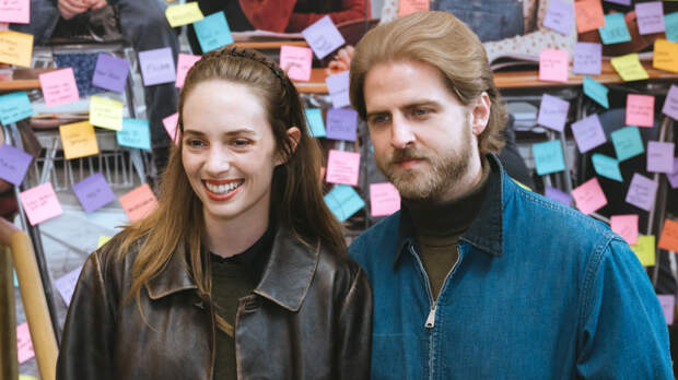 Из дружбы к любви: звезда «Очень странных дел» Майя Хоук вышла замуж в День святого Валентина