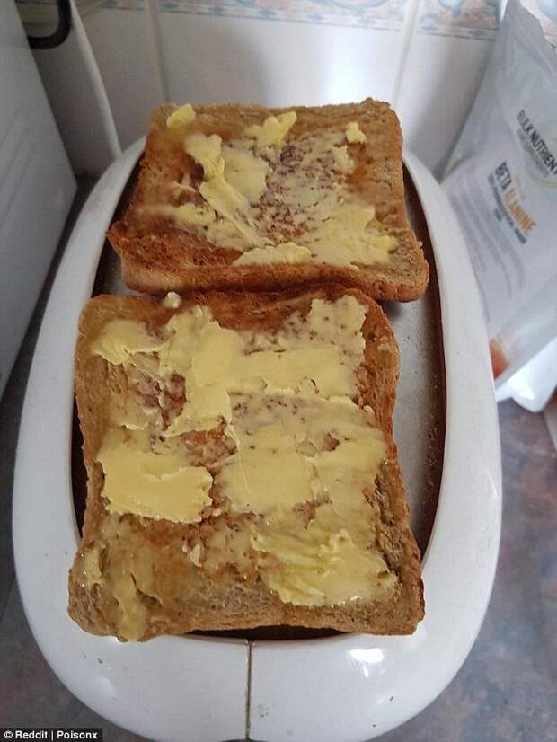 Если нужно быстро размягчить сливочное масло для тостов, положите кусочки на готовые тосты и поместите их сверху на тостер, пока он не остыл. Если нужно быстро размягчить сливочное масло для тостов, положите кусочки на готовые тосты и поместите их сверху на тостер, пока он не остыл. готовка, готовка еды, лайфхаки, на кухне, полезные советы, советы, советы бывалых