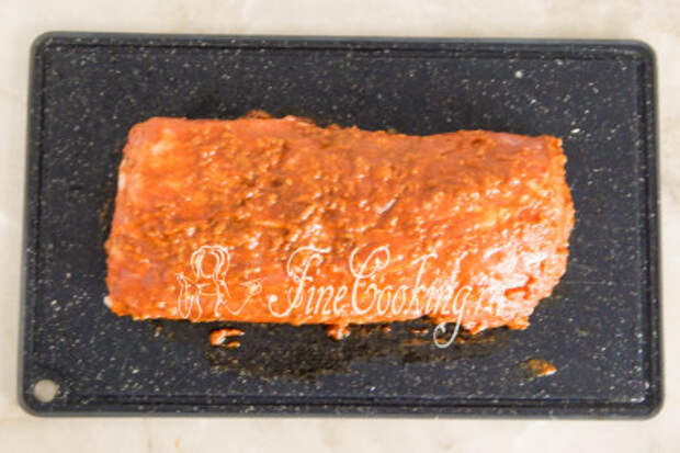 Руками равномерно распределяем ароматную пасту по всей поверхности (верх, низ, бока) куска мяса, активно втирая ее в свинину