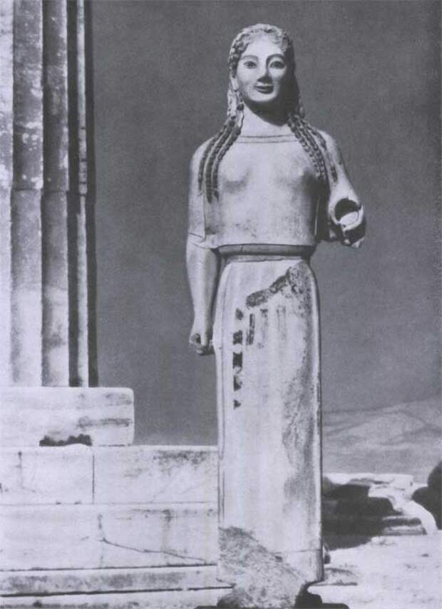 Кора в пеплосе с Афинского Акрополя. Середина 6 в. до н. э. Мрамор. Афины, Музей Акрополя.