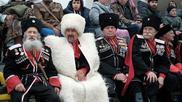 Казачьи атаманы принимают военный парад в Краснодаре / classpic.ru