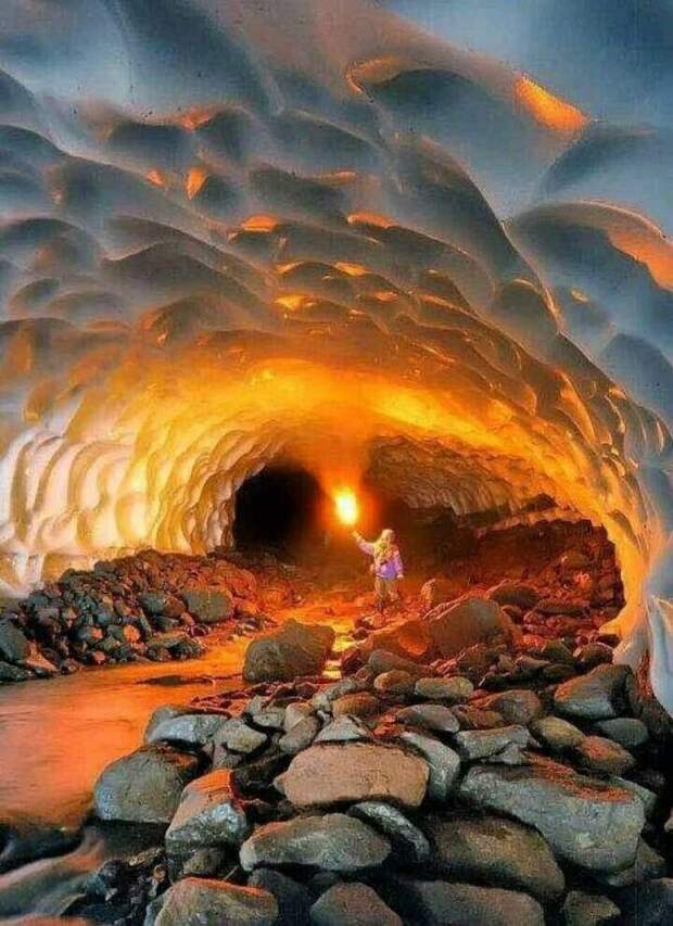 Ледяная пещера возле вулкана Мутоновский, Камчатка