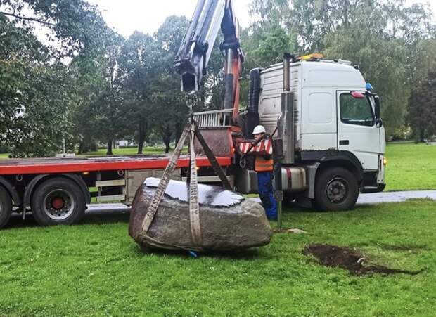 В Риге демонтировали памятный знак, который установил Лужков