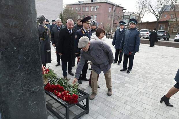 Памятник судебным приставам в Барнауле / Фото: Екатерина Смолихина / amic.ru