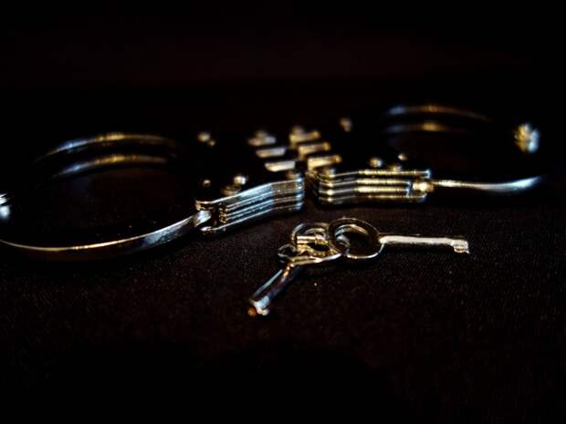 В Кемерове мужчина выследил пожилую женщину, напал на нее в подъезде и ограбил