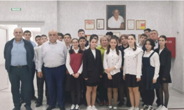 В Северной Осетии полицейские совместно с ветеранами ОВД и общественником провели Урок мужества в школе-интернате