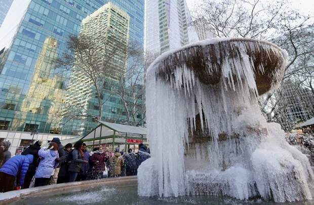 23. Замерзший фонтан в Нью-Йорке канада, мороз, погода, сша, фото, холод, явление