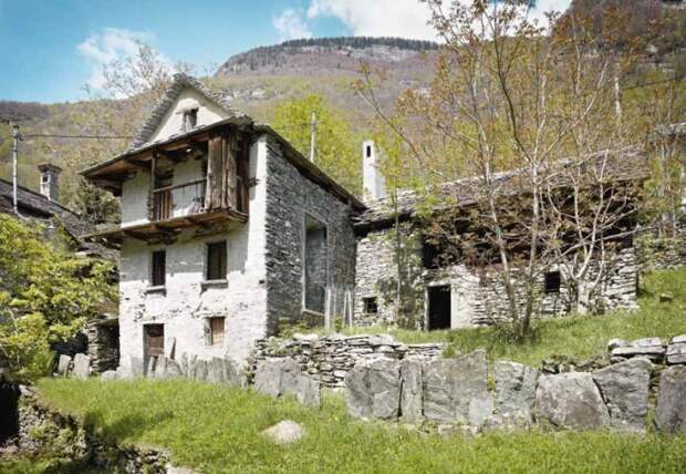 Эта горная хижина была построена более 200 лет назад (Casa d'Estate, Швейцария). | Фото: us.gestalten.com.
