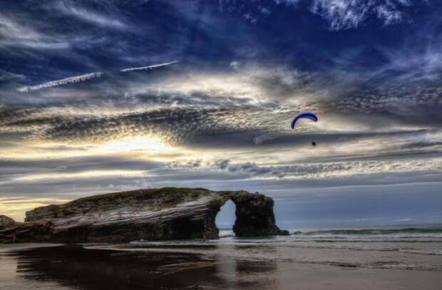 Необычные арки из скал на пляже в Испании. Фото