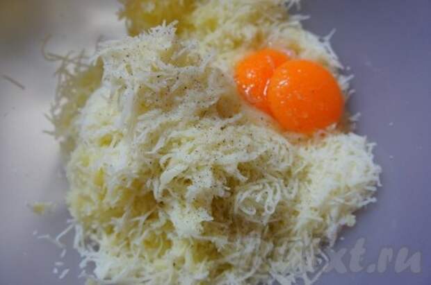 В полученную массу добавить яичные желтки, соль, перец, перемешать.