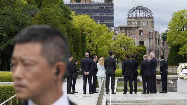 Сунак попытался объяснить вежливостью странное поведение Байдена на саммите G7