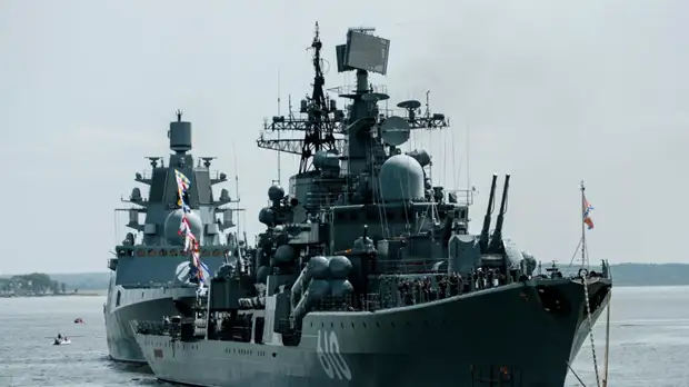 Корабли Балтфлота вышли на учения в море