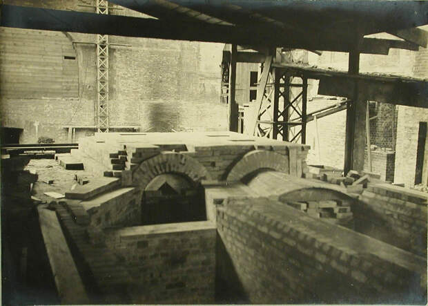 03. Вид сталелитейных печей, установленных в одном из цехов завода. 22 июня 1909