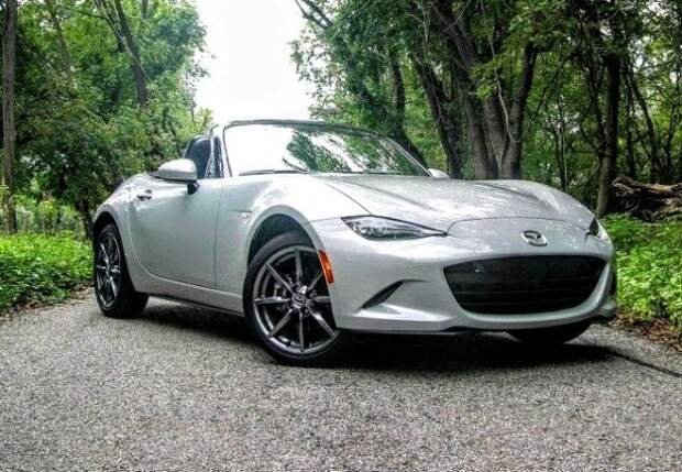 Спортивный родстер Mazda MX-5 Miata GT на проселочной дороге. | Фото: cheatsheet.com. Спортивный родстер Mazda MX5 Miata GT на проселочной дороге Фото cheatsheetcom