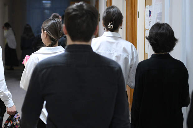 Учителей в российском регионе обязали контролировать разговоры детей в школах