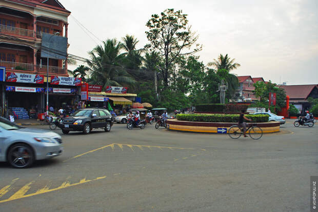 А в пяти километрах от древнего Ангкора расположен современный туристический центр страны – Сиемреап. На...