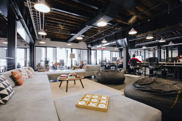 WeWork продает коворкинги в Москве, но из России не уходит