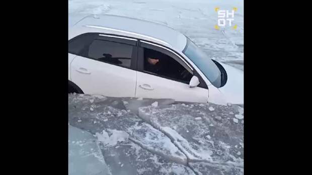 Тонувший на Audi рыбак пытался спасти машину, вычерпывая миской воду из салона в Приморском крае