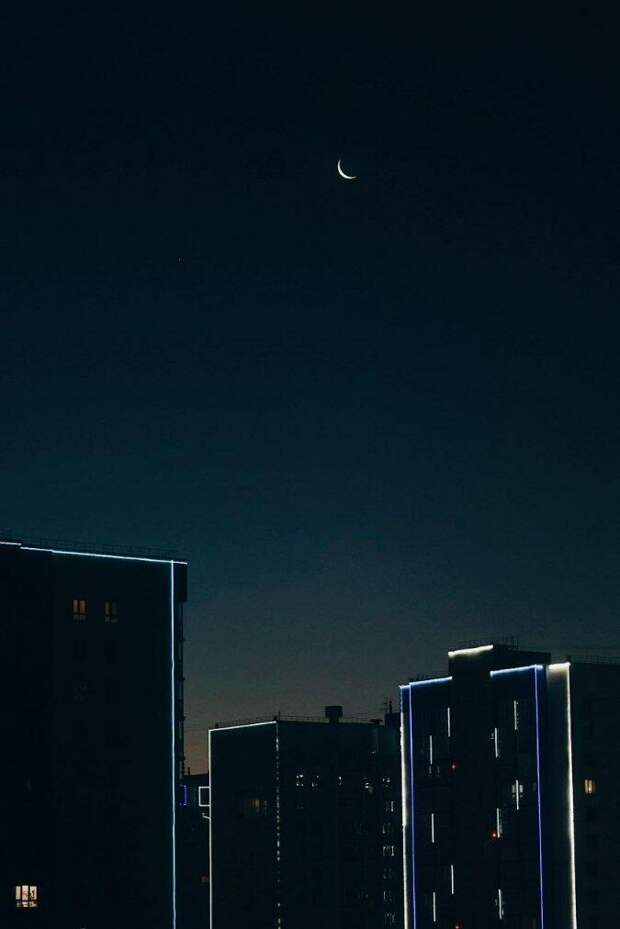 Убывающая луна над Барнаулом / Фото: Екатерина Смолихина