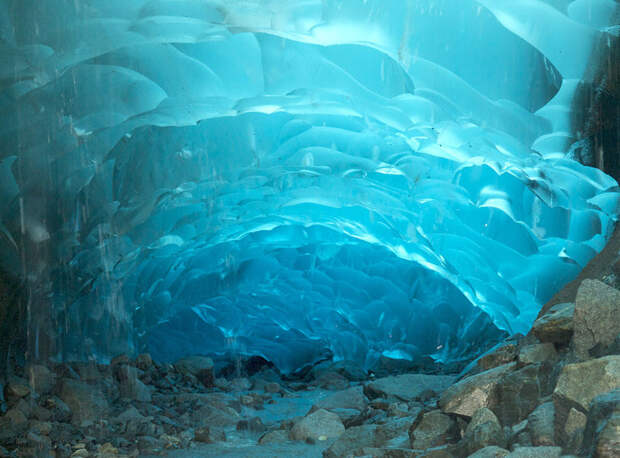 Ледяные пещеры Менденхолл на Аляске