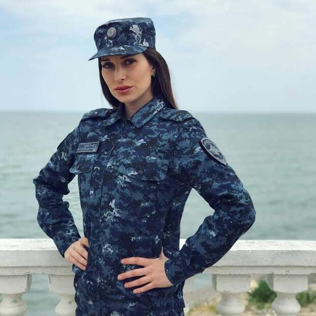 На берегу Каспийского моря девушки, девушки в форме, когда идёт форму, пост о девушках, униформа, форма