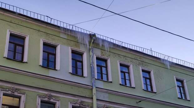 Гигантские сосульки вновь нависли над тротуарами Санкт-Петербурга