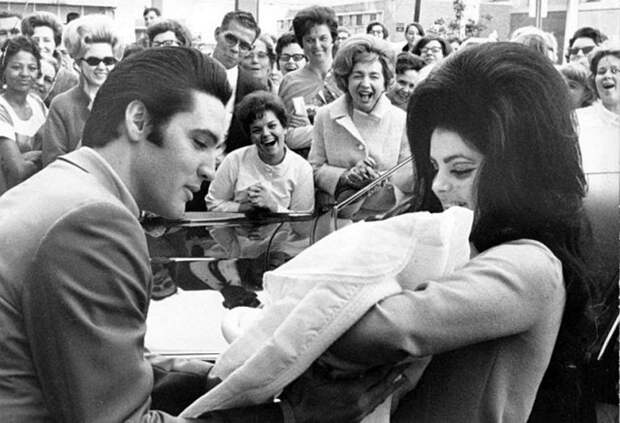 Элвис Пресли и Присцилла с дочкой в феврале 1968 года.