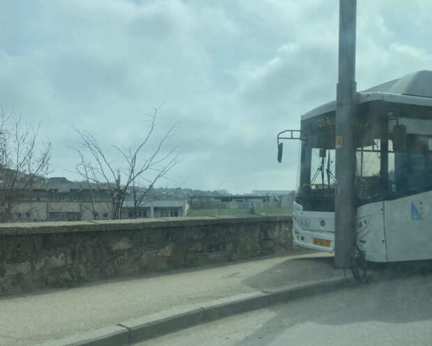 В Севастополе автобус столкнулся со столбом