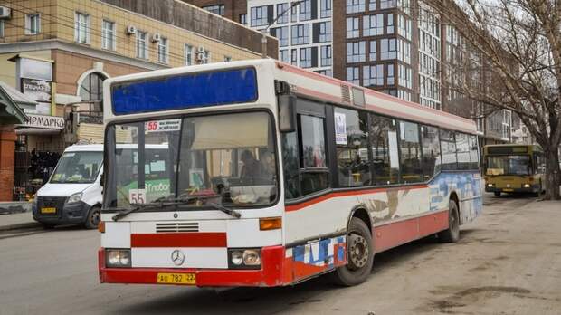 Водителям автобусов в Барнауле платят 116 тысяч, но дефицит кадров все еще 40%