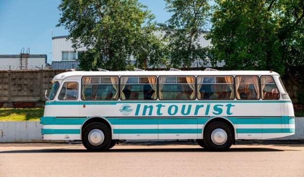 Сотрудники Музея транспорта Москвы отреставрировали автобус ЛАЗ-697М «Турист»