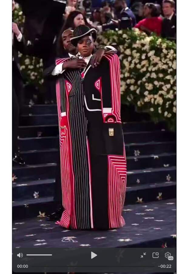 Певица Жанель Монэ начала раздеваться еще на красной дорожке Met Gala, а к афтапати уже оголила грудь