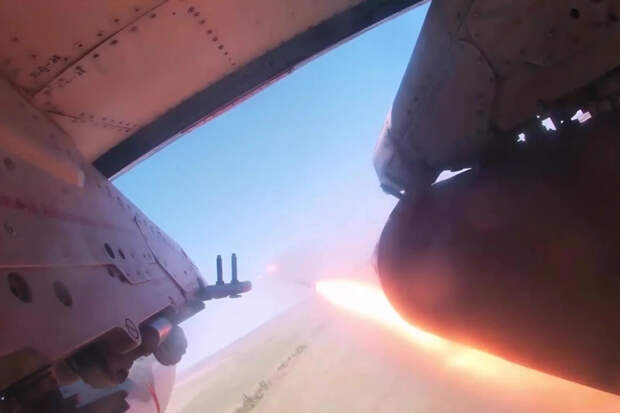 «Летающие танки» кошмарят ВСУ: Су-25 атакуют технику НАТО каруселью ракет