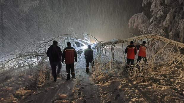 Аномальный снегопад оборвал провода ЛЭП в нескольких уральских городах
